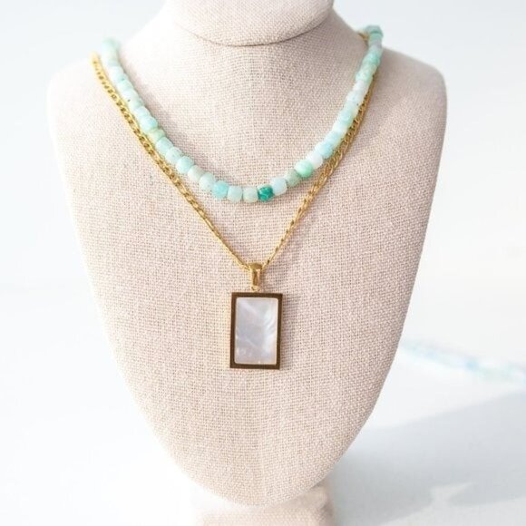 BEAUTIFUL STATEMENT Necklace Mother of Pearl Pendant on 18K Gold Figaro Chain - Picture 4 of 9